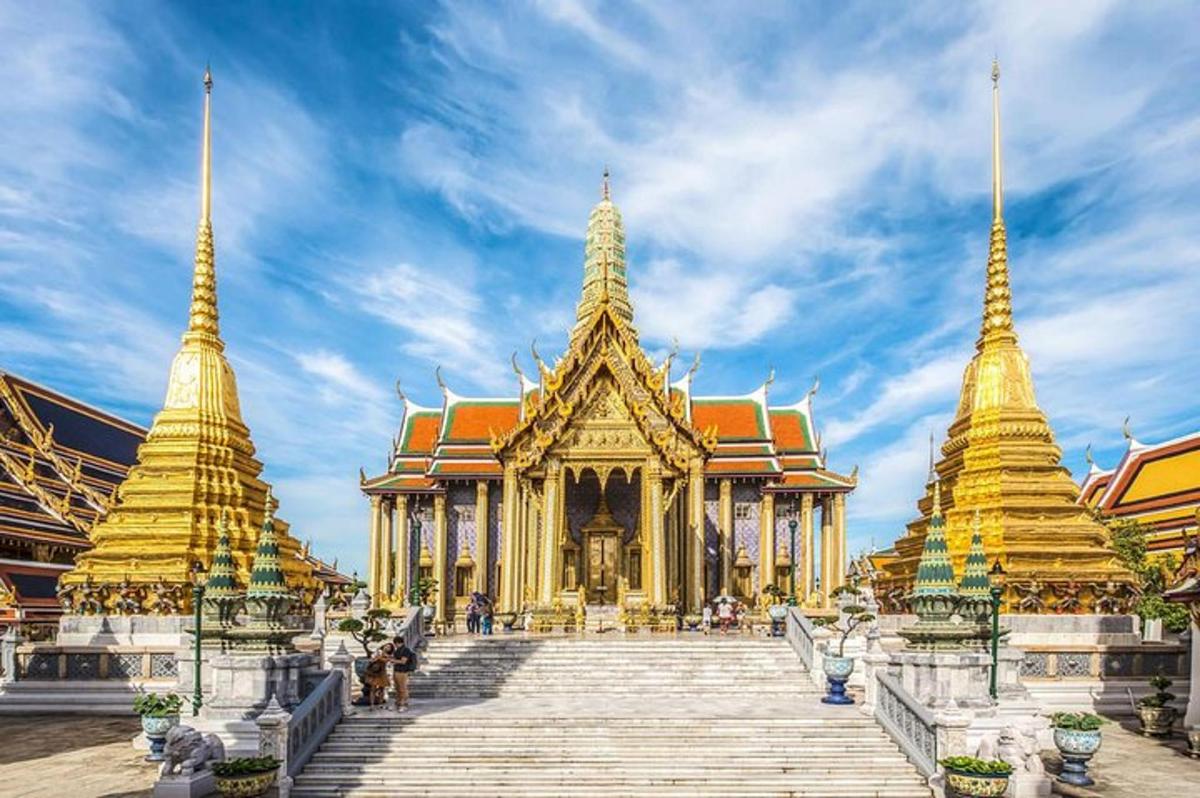 một tòa nhà có ba tòa tháp và cầu thang ở phía trước