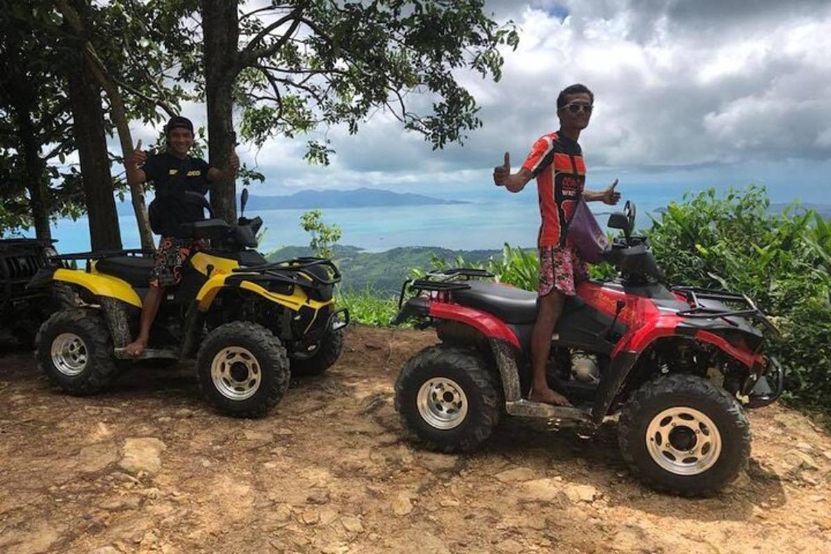 due giovani ragazzi in piedi su quad su una montagna