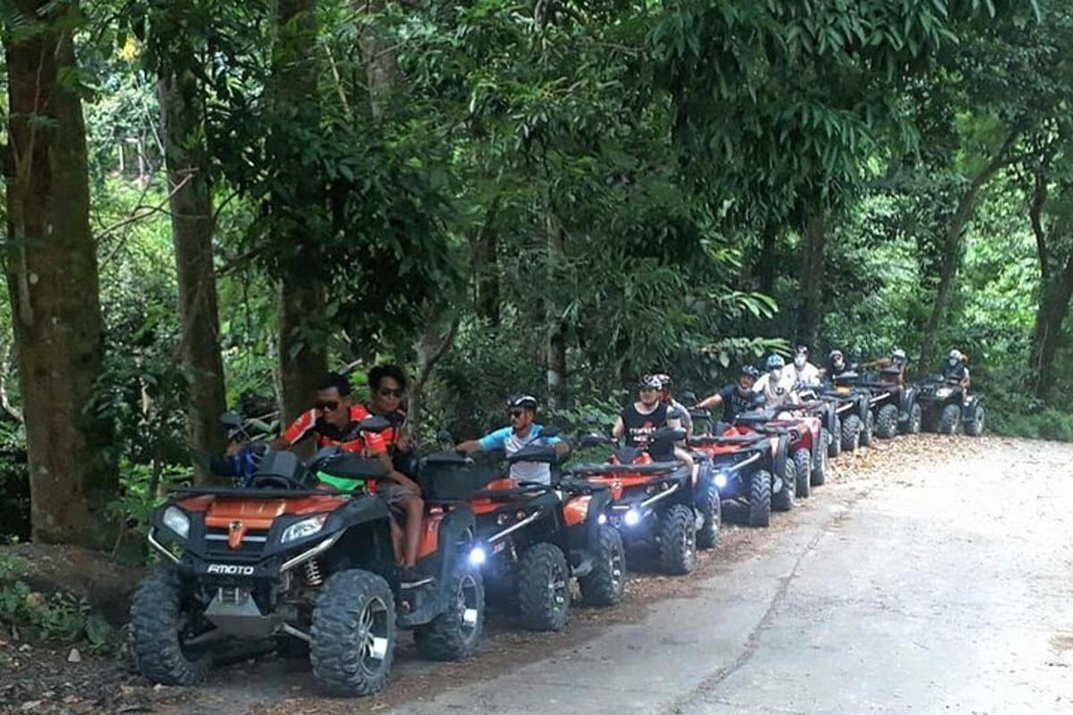 un gruppo di persone che guidano quad lungo una strada