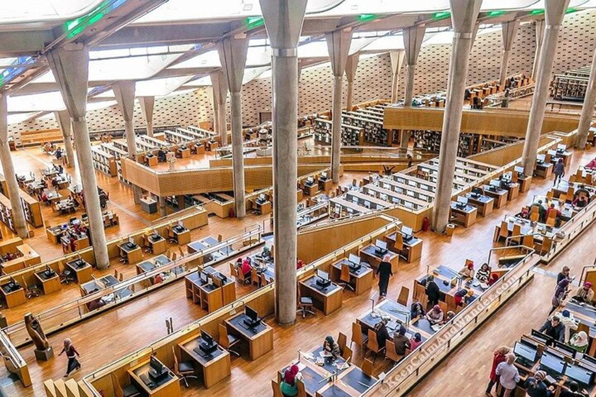 una vista dall'alto di una grande biblioteca con persone sedute ai banchi