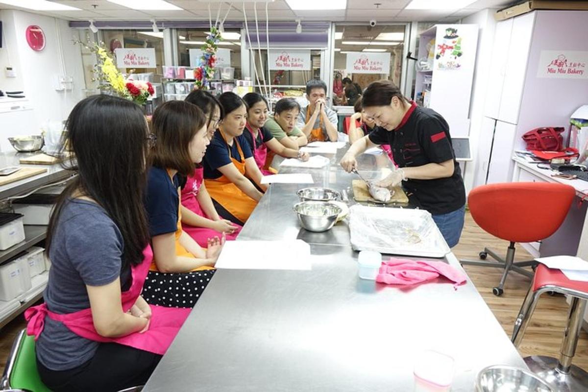 กลุ่มคนนั่งที่โต๊ะเตรียมอาหาร