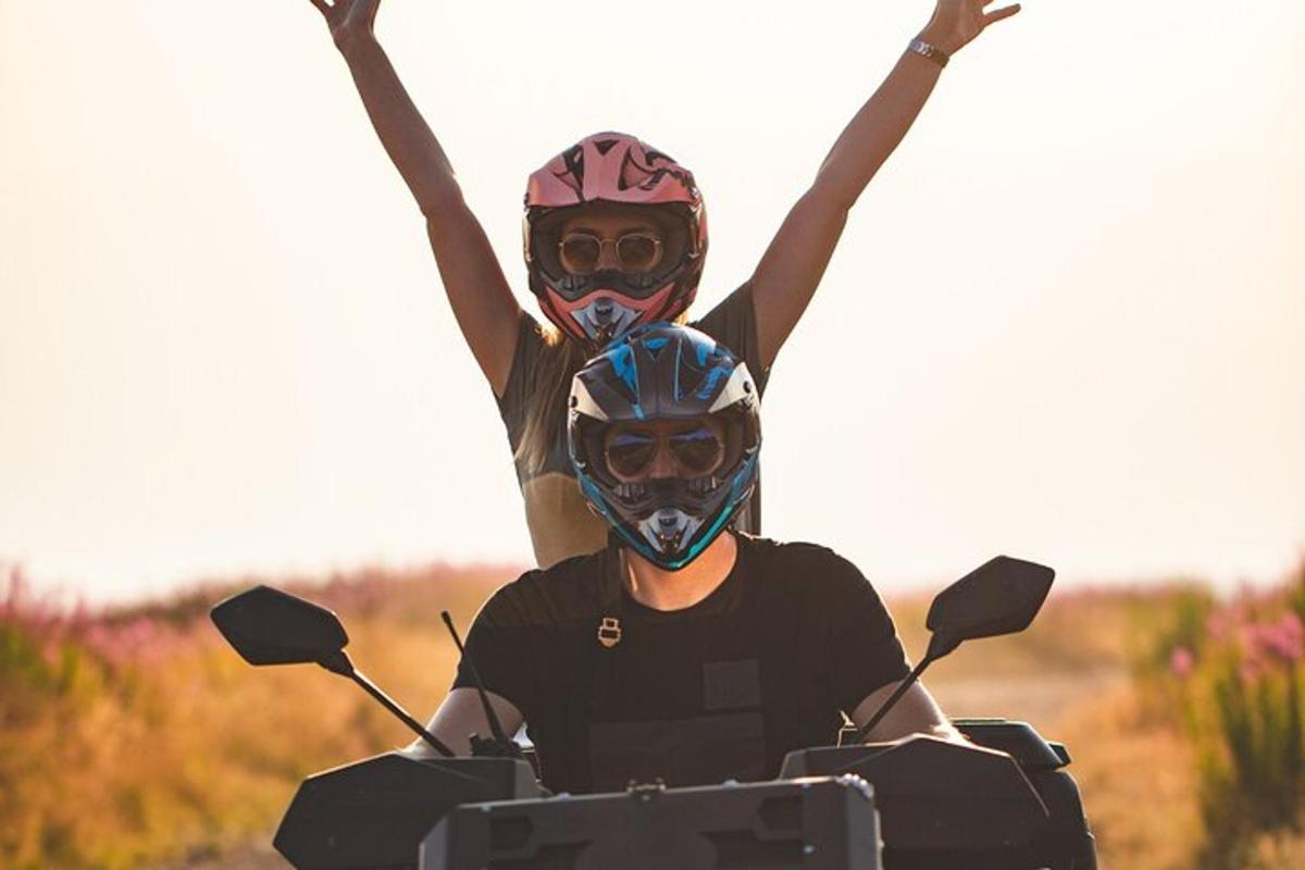 muž jazdiaci na motorke so zdvihnutými rukami