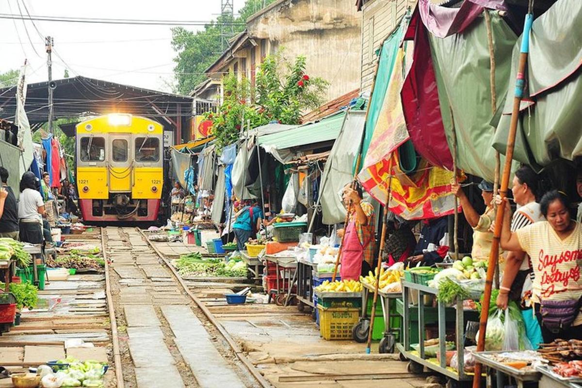 un tren que viatja per un mercat al costat d'una moneda de tren sidx sidx