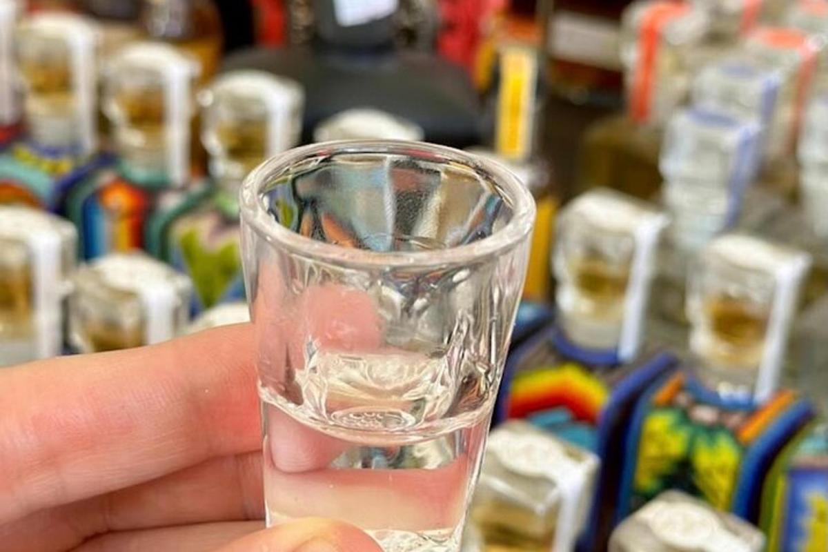 žmogus, laikantis rankoje stiklinę vandens