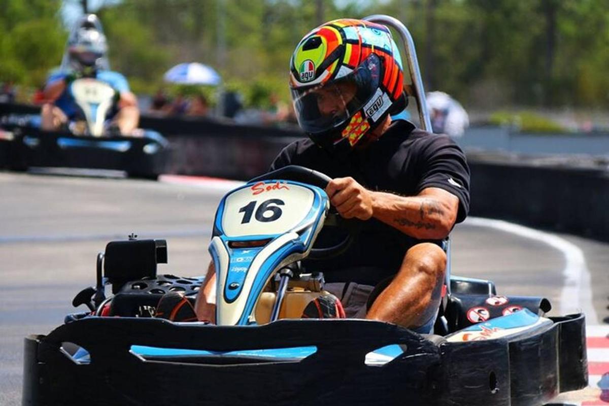 um homem sentado em um sidecar em uma pista de corrida