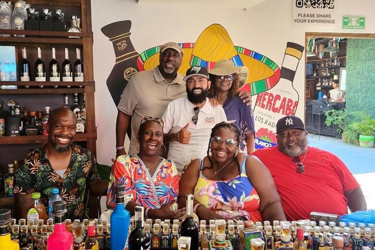 um grupo de pessoas posando para uma foto atrás de um bar