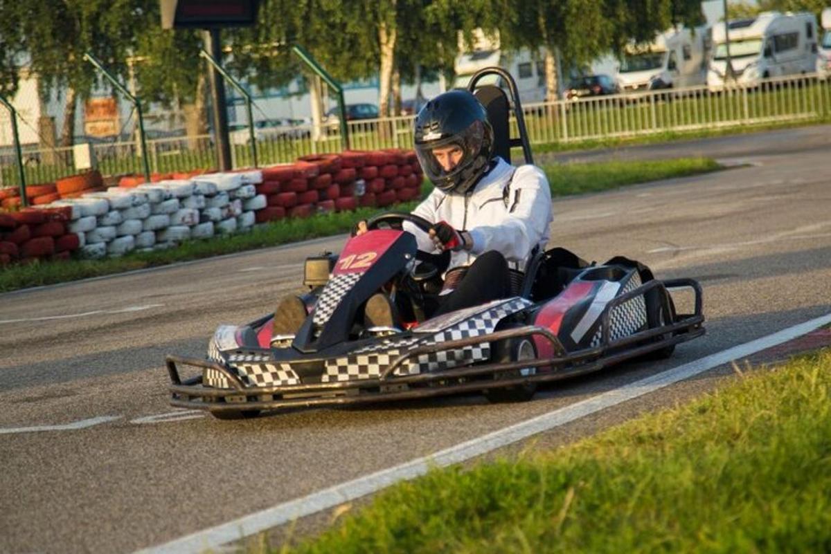 muž jedoucí na tříkolce po silnici