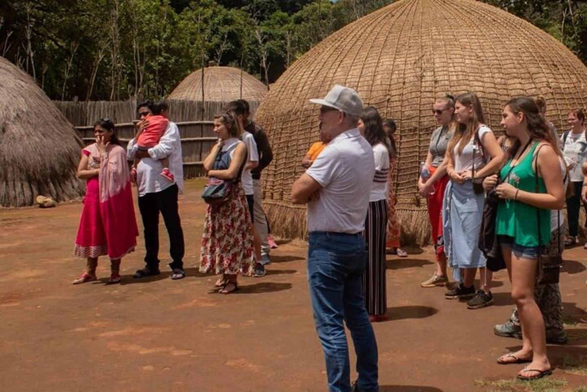 un gruppo di persone in piedi davanti alle cupole di fieno