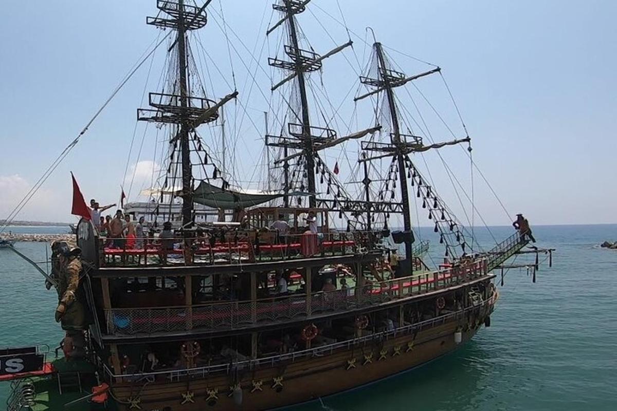 um grande navio pirata parado na água