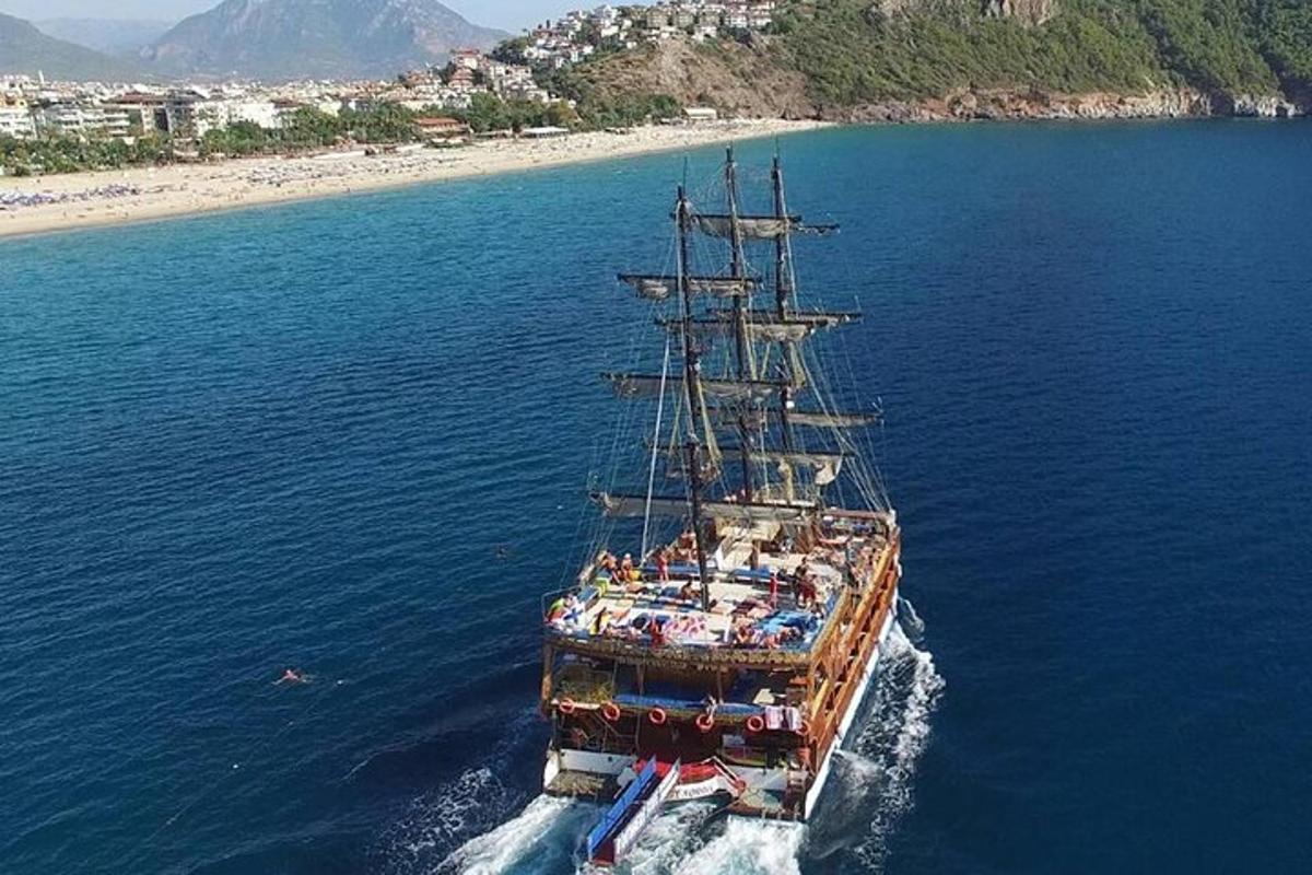 um grande barco na água ao lado de uma praia
