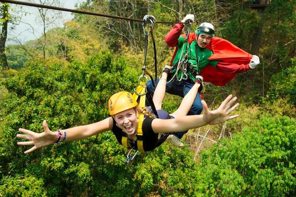dvaja ľudia jazdiaci na zipline