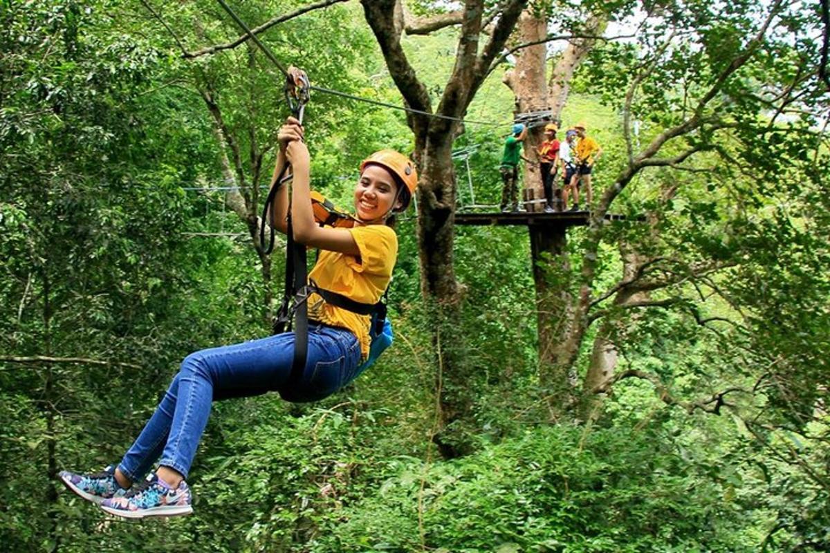 una donna su una teleferica tra gli alberi