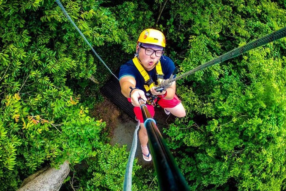 muž na zipline v džungli
