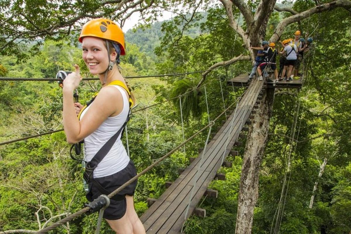 una donna su una teleferica nella foresta