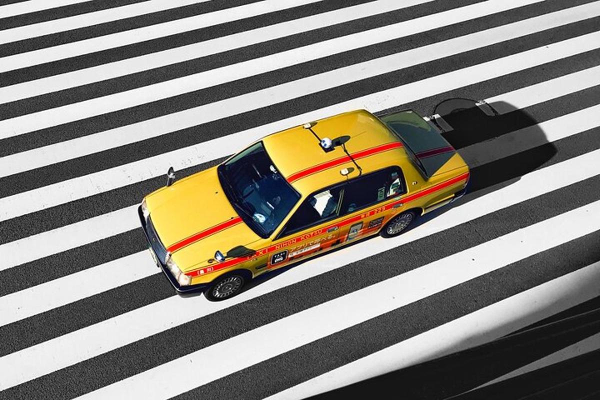 Un coche amarillo con una pintura en el lateral.