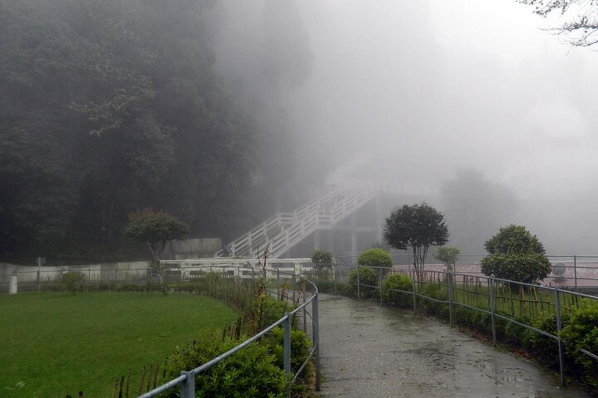 una scala che porta a un edificio nella nebbia