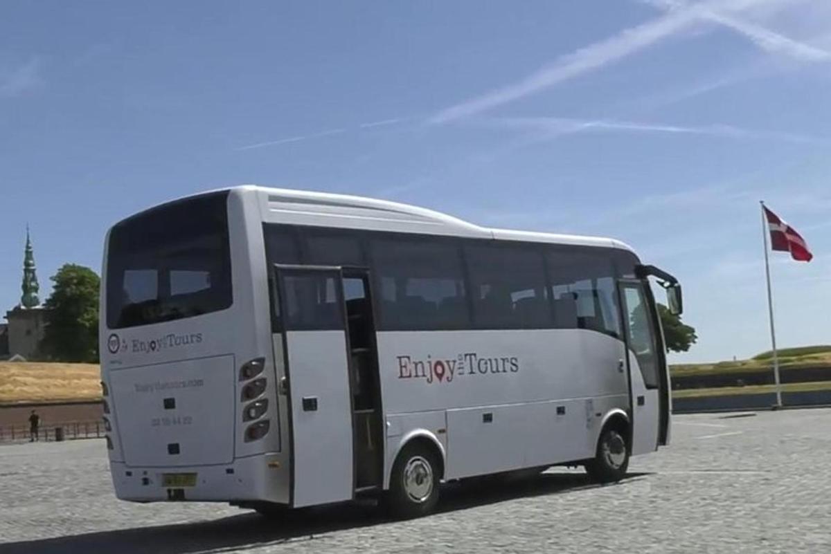 bílý autobus stojí na parkovišti