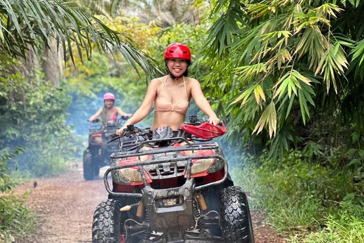 dua orang menaiki atv di jalan tanah