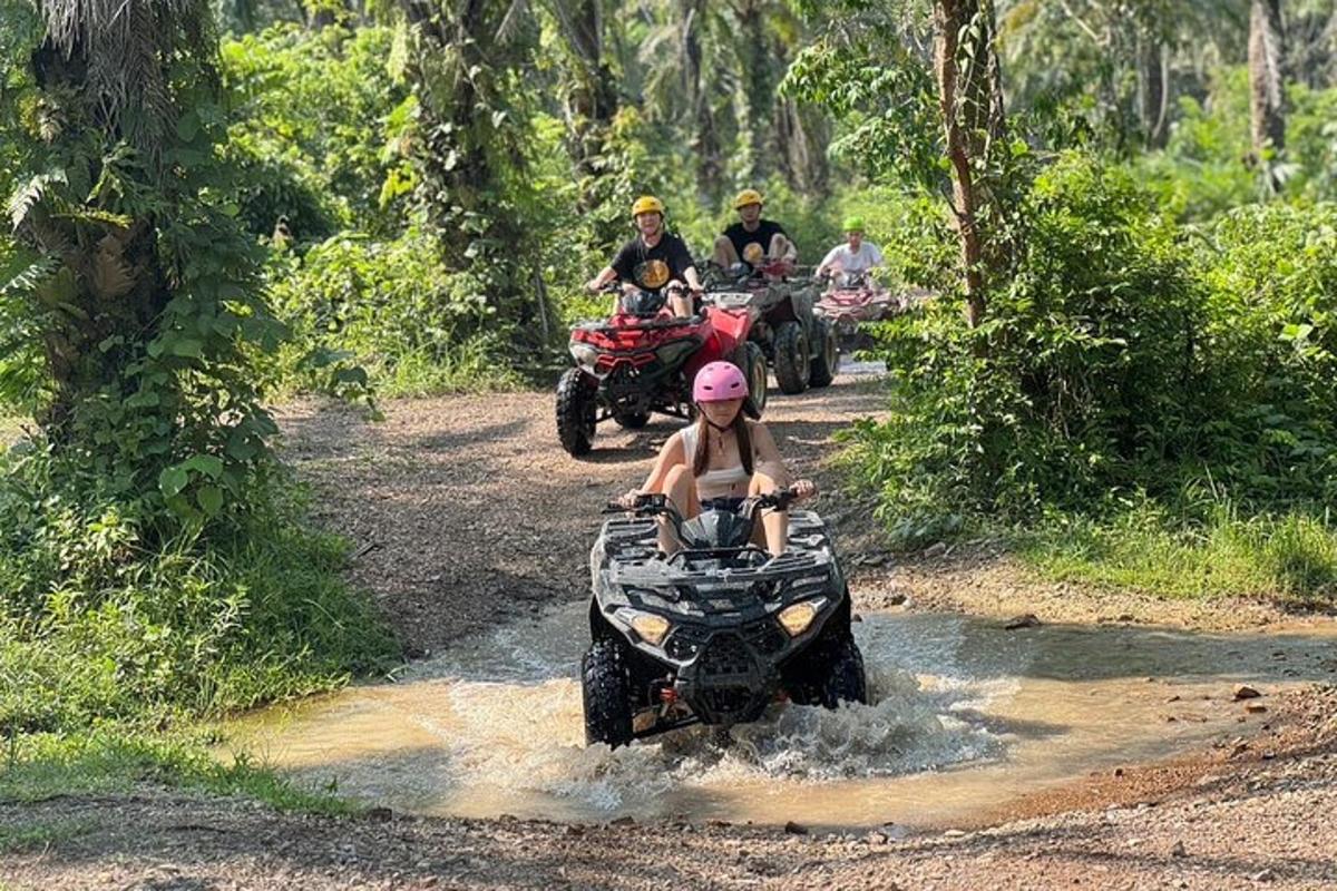 sekumpulan orang menunggang atv menyusuri jalan tanah