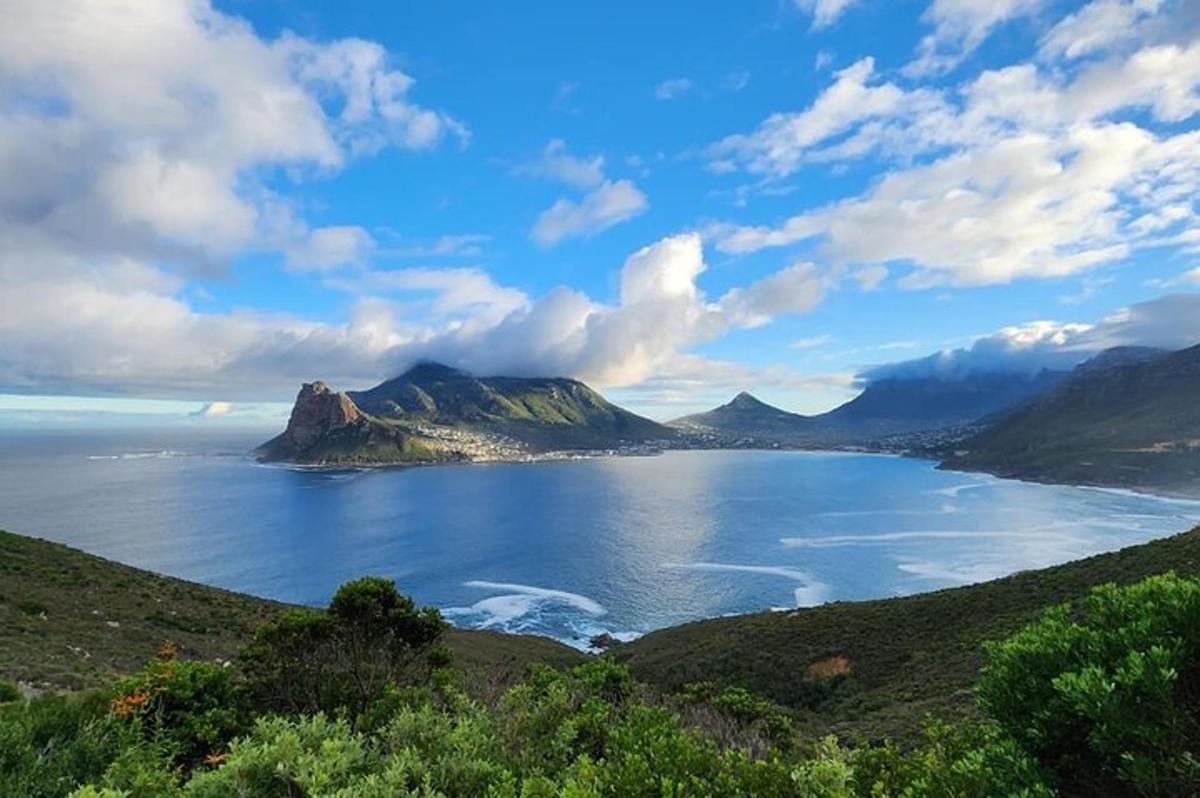 una vista d'una gran massa d'aigua amb una muntanya