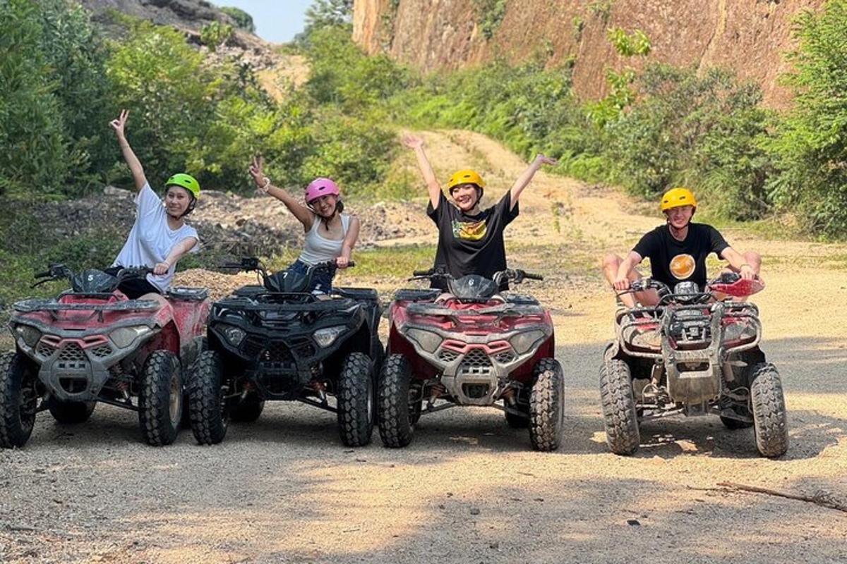 sekumpulan empat orang menaiki atv di jalan tanah