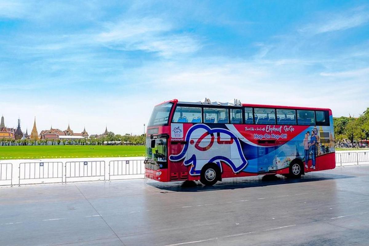 Un autobús rojo de dos pisos estacionado en un estacionamiento
