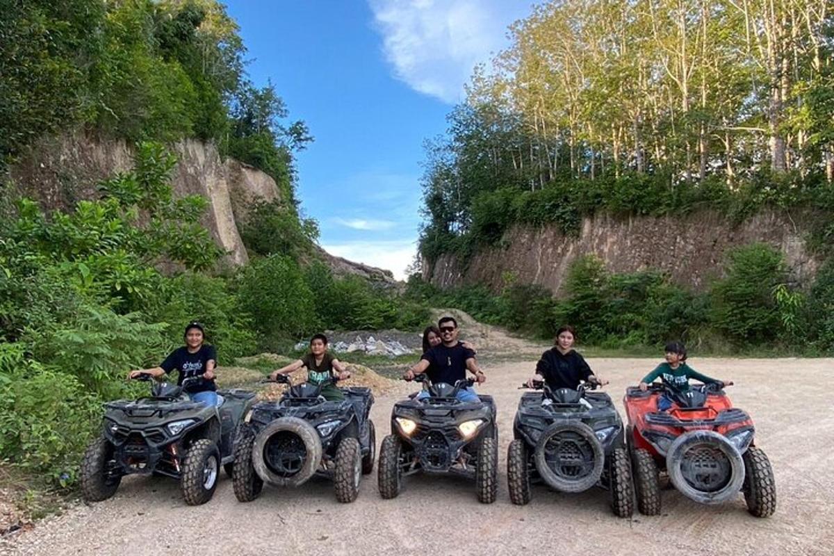 sekumpulan orang menunggang atv di jalan tanah