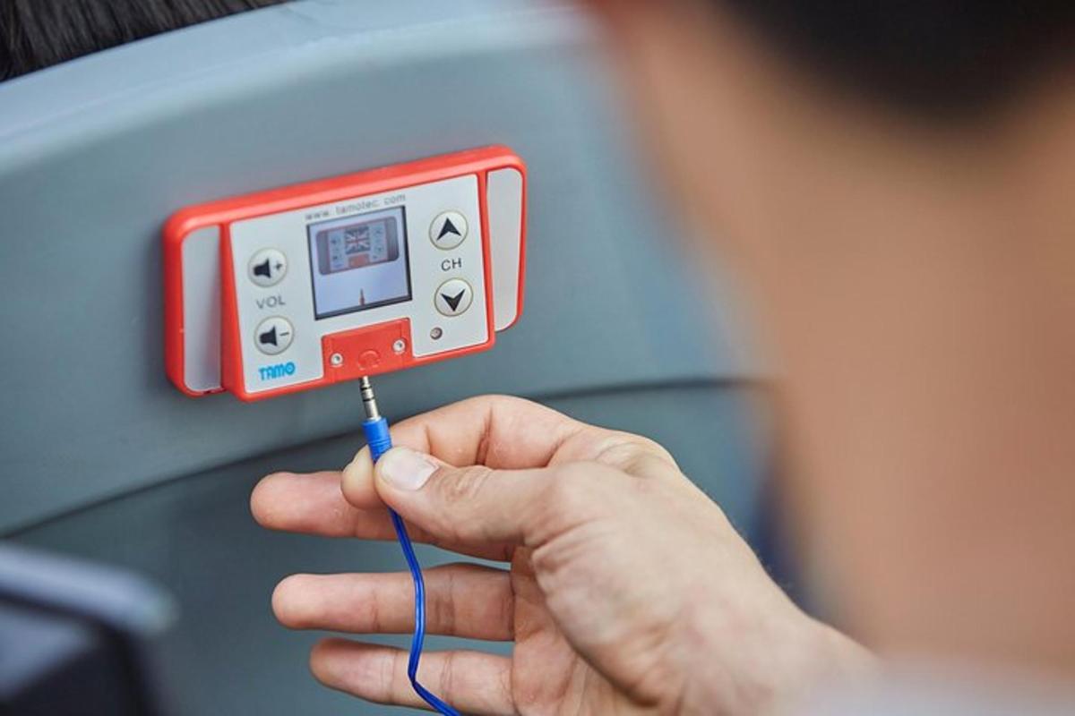 una persona que sostiene un dispositivo electrónico con una cuerda azul