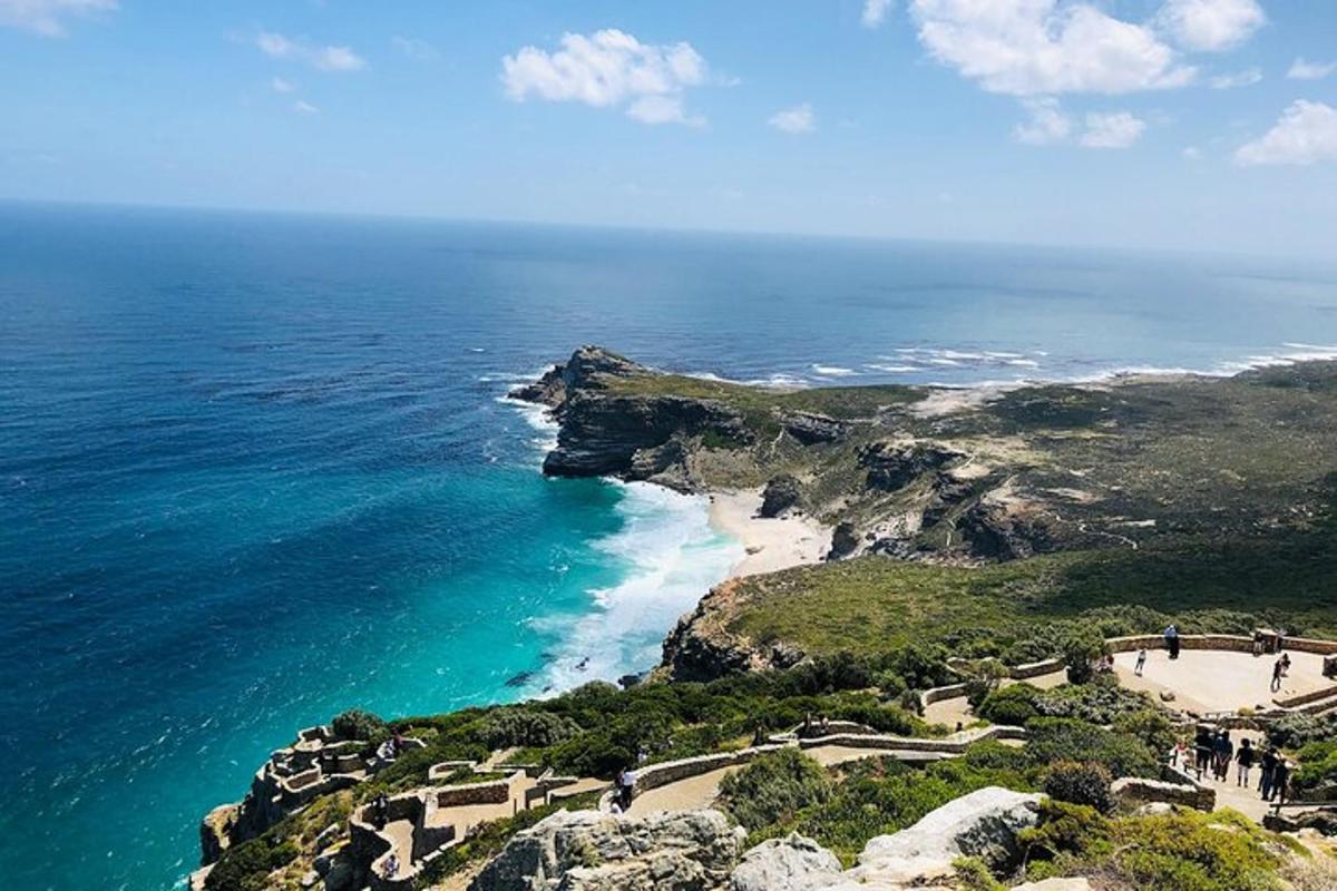 una vista aèria d'una platja i l'oceà