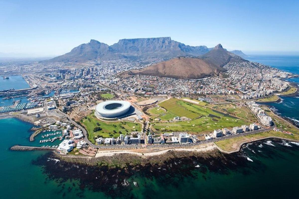 Zračni pogled na Cape Town z gorami v ozadju