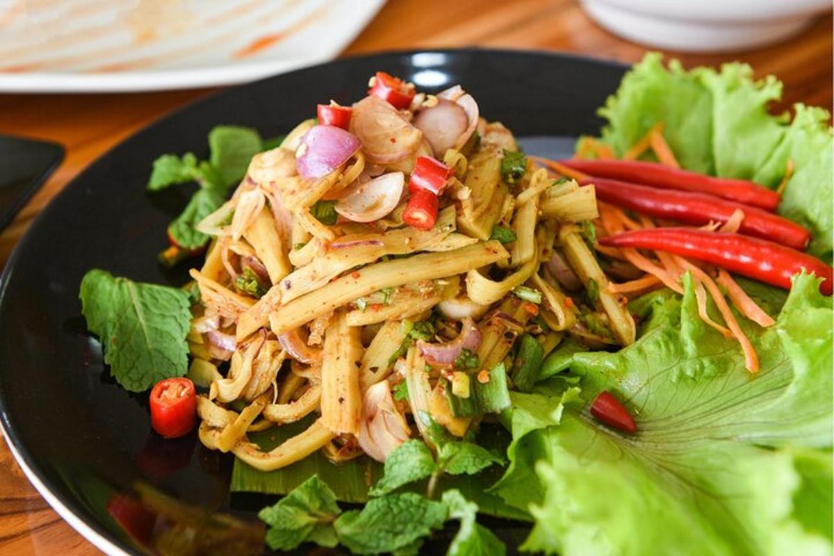 un piatto di cibo con pasta e verdure su un tavolo