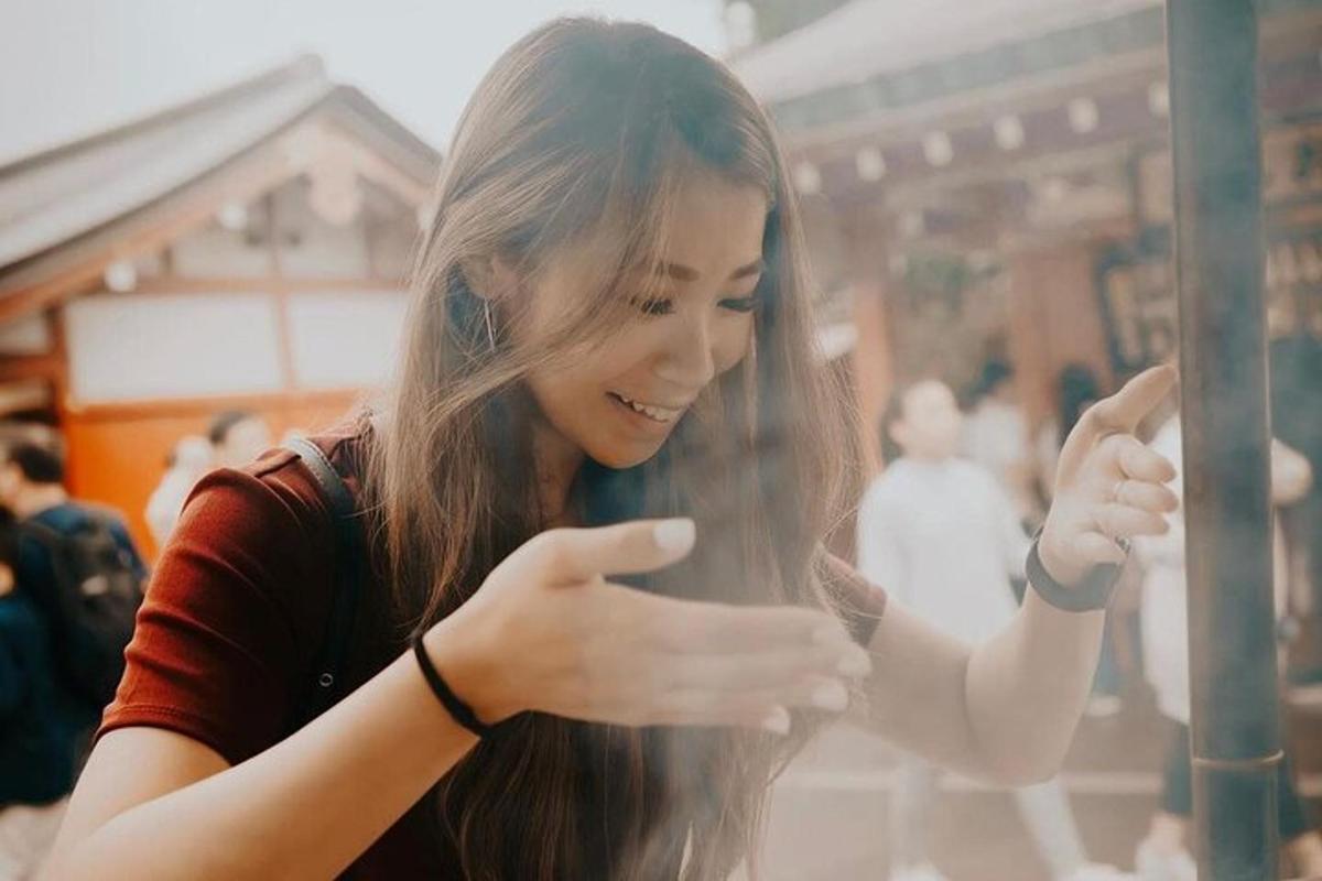una dona jove mirant-se el reflex a la finestra