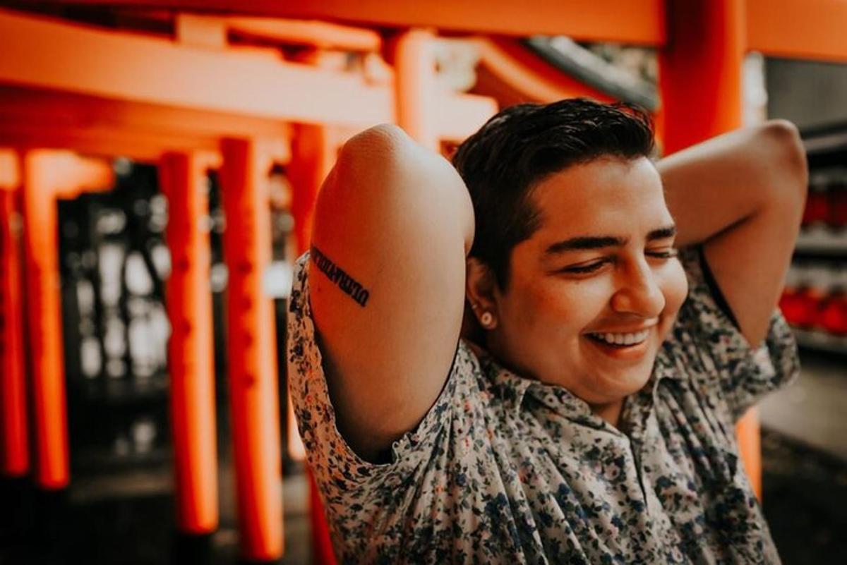una dona amb un tatuatge al braç