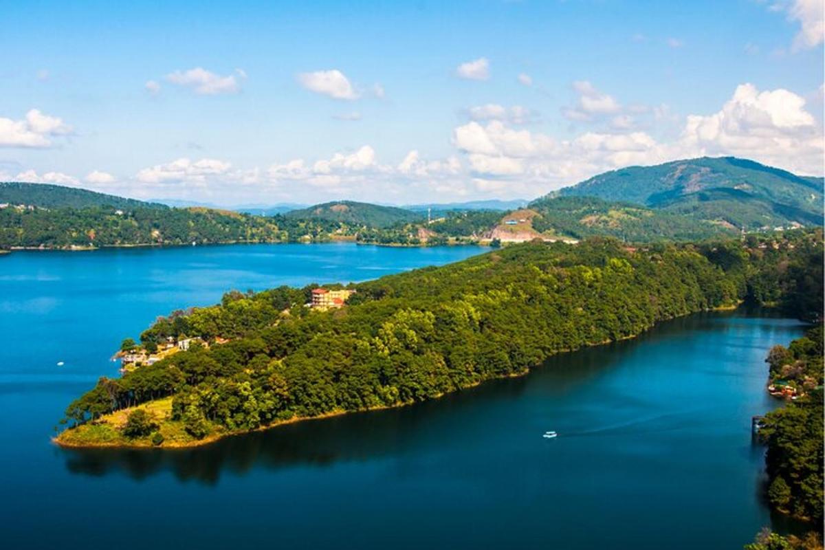 una isla en medio de un gran lago