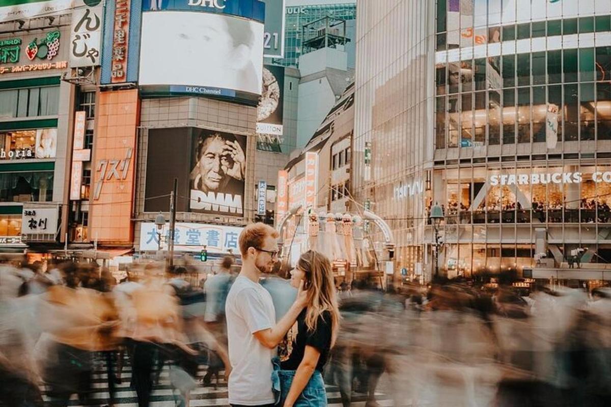 رجل وامرأة يمشيان في مدينة مزدحمة