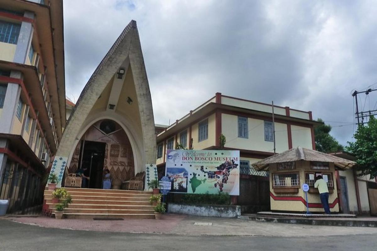 Un edificio con una iglesia con un cartel delante.