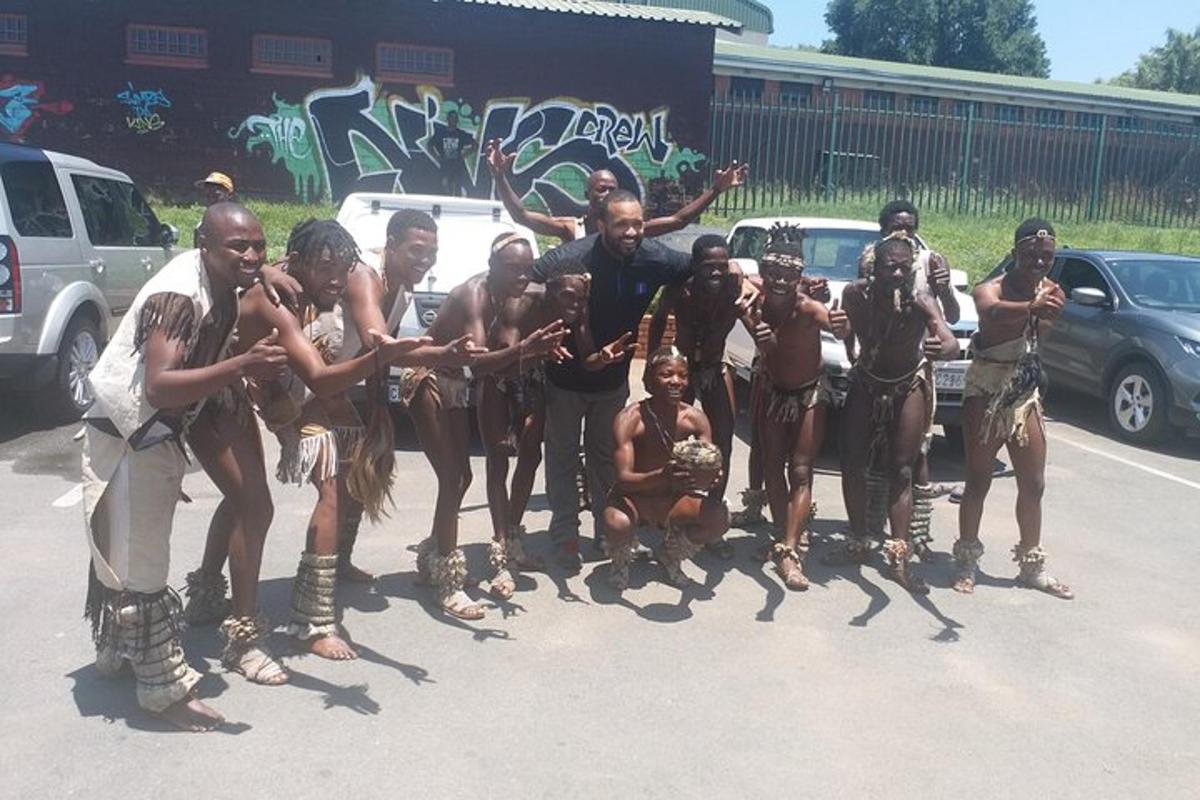 un grup de bărbați goi care pozează pentru o fotografie