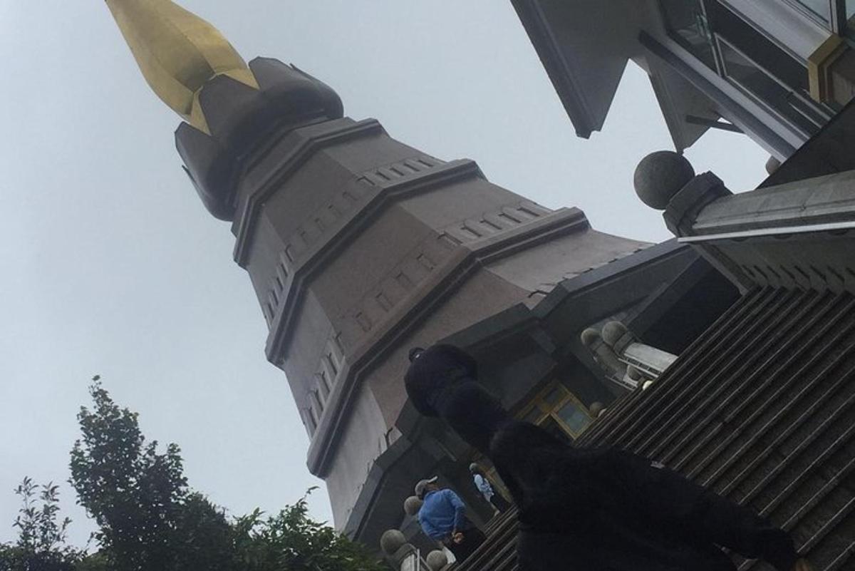 un edificio con sopra la statua di un uccello