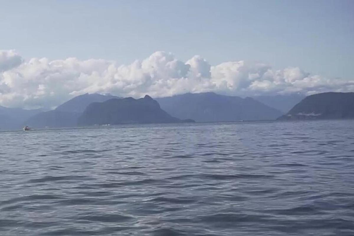 un grande specchio d'acqua con le montagne sullo sfondo