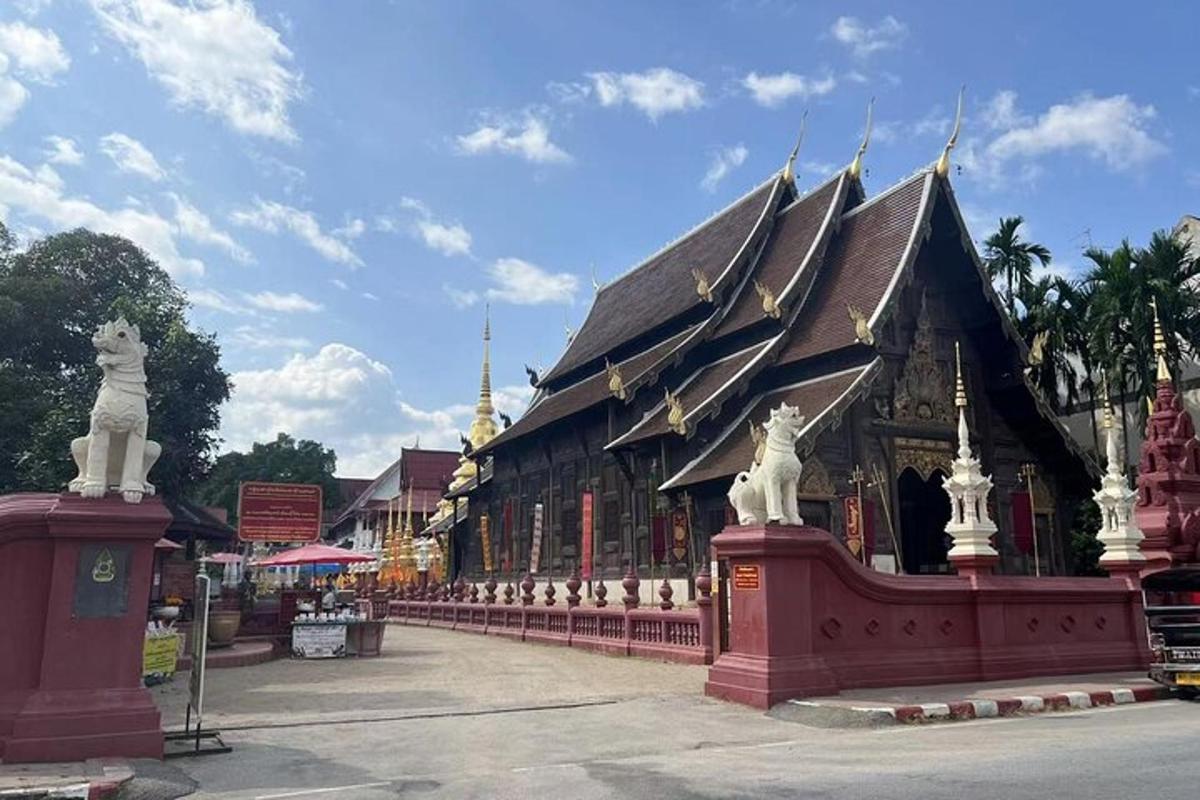 一座寺庙，建筑前有雕像