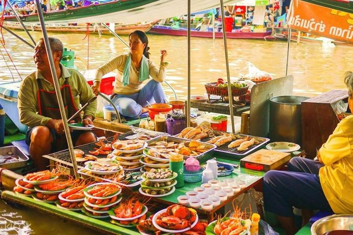 sekumpulan orang yang duduk di atas bot dengan makanan