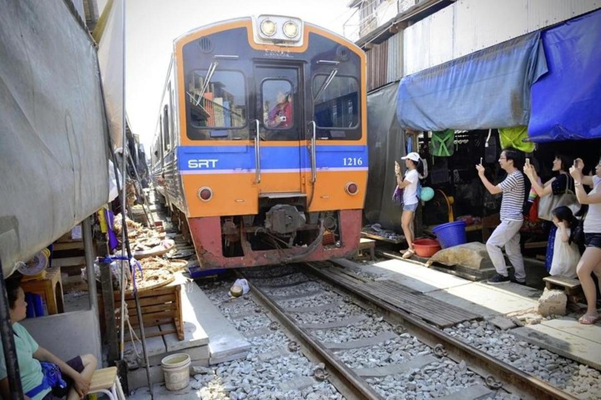 sekumpulan orang mengambil gambar kereta api