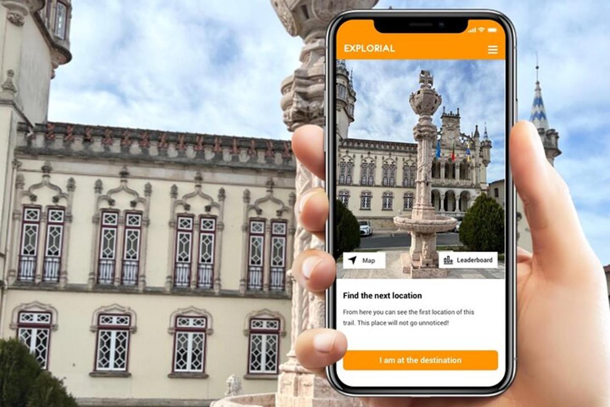 una persona che tiene in mano un telefono cellulare davanti a un edificio