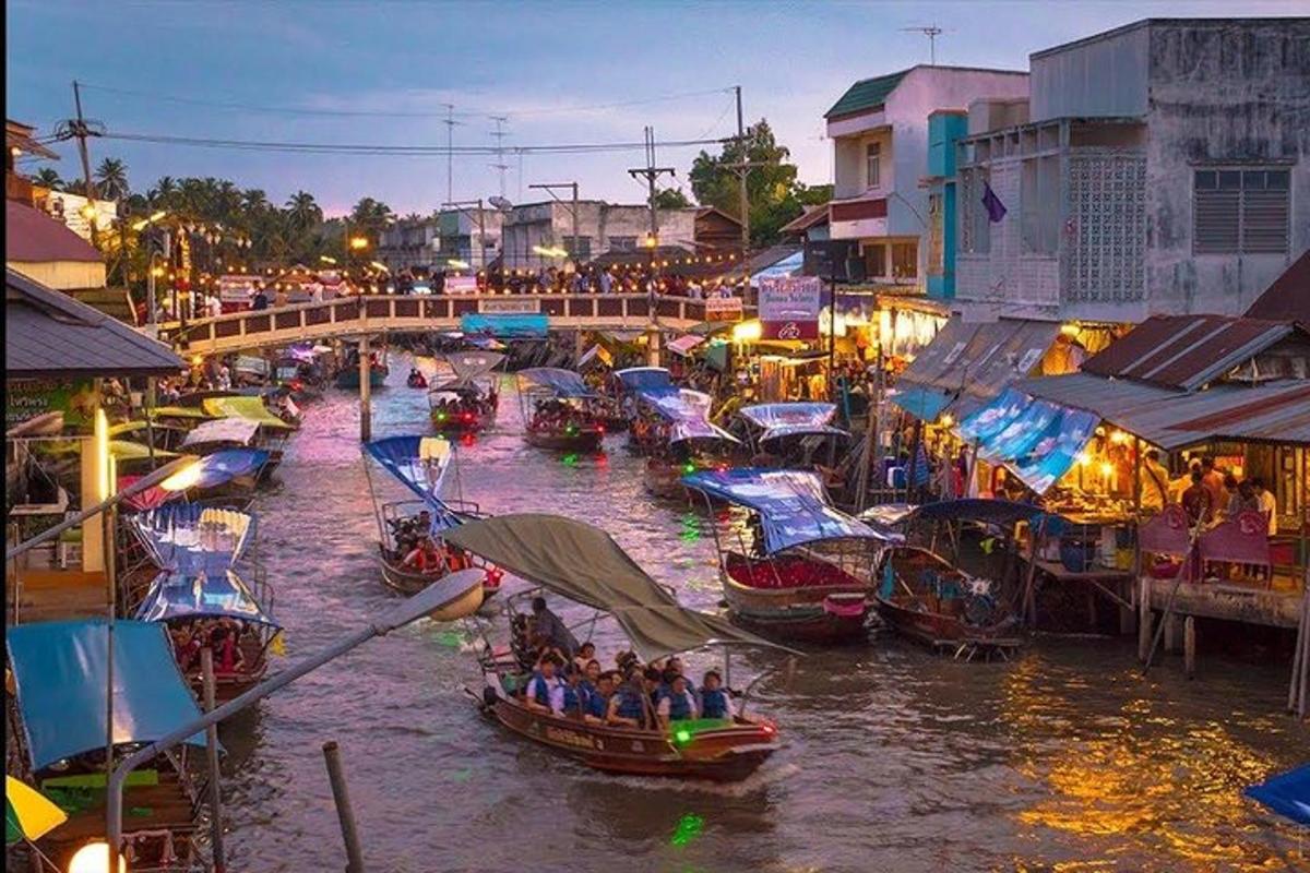 sekumpulan orang yang menaiki bot di sungai