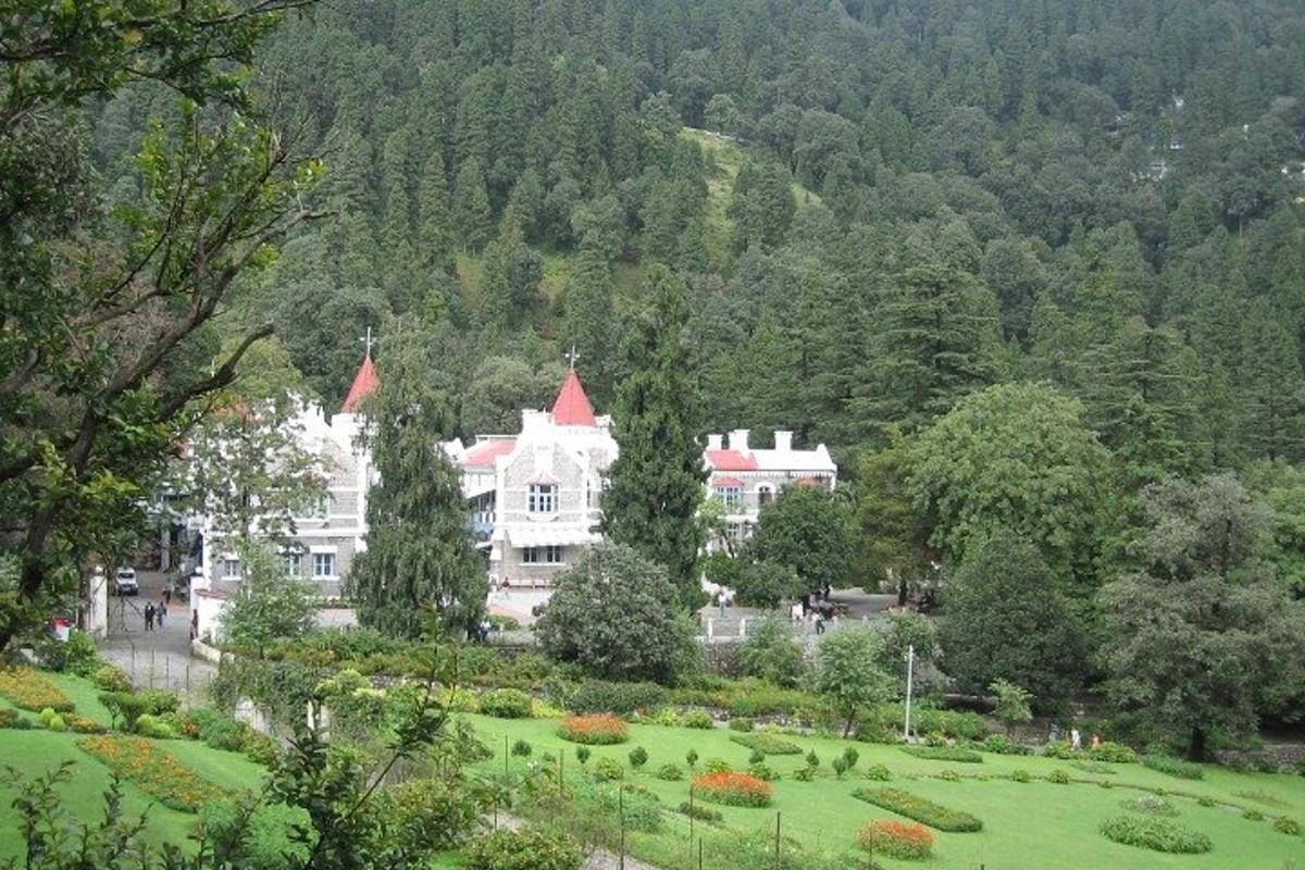 una grande casa bianca in mezzo a un parco