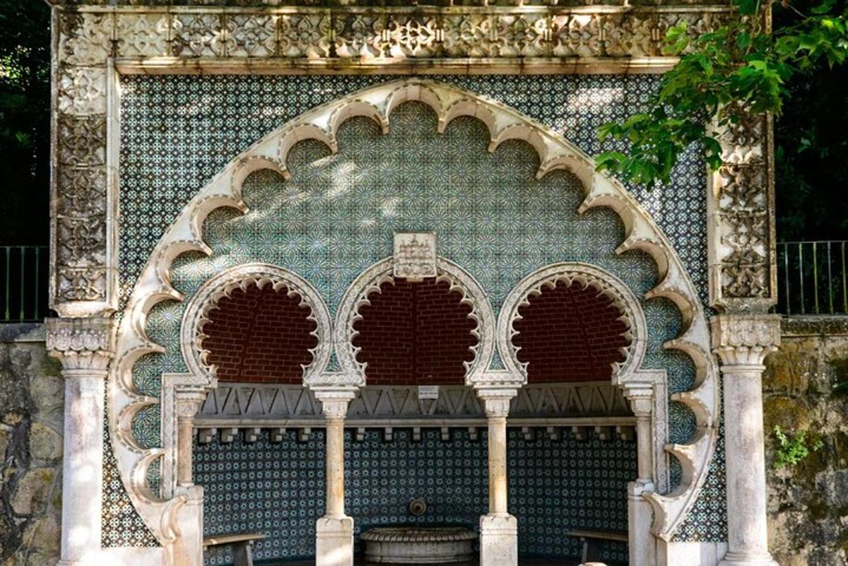 un edificio con due archi sul lato