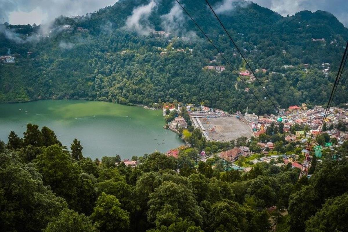 Blick auf eine Stadt und einen See von einer Gondel aus