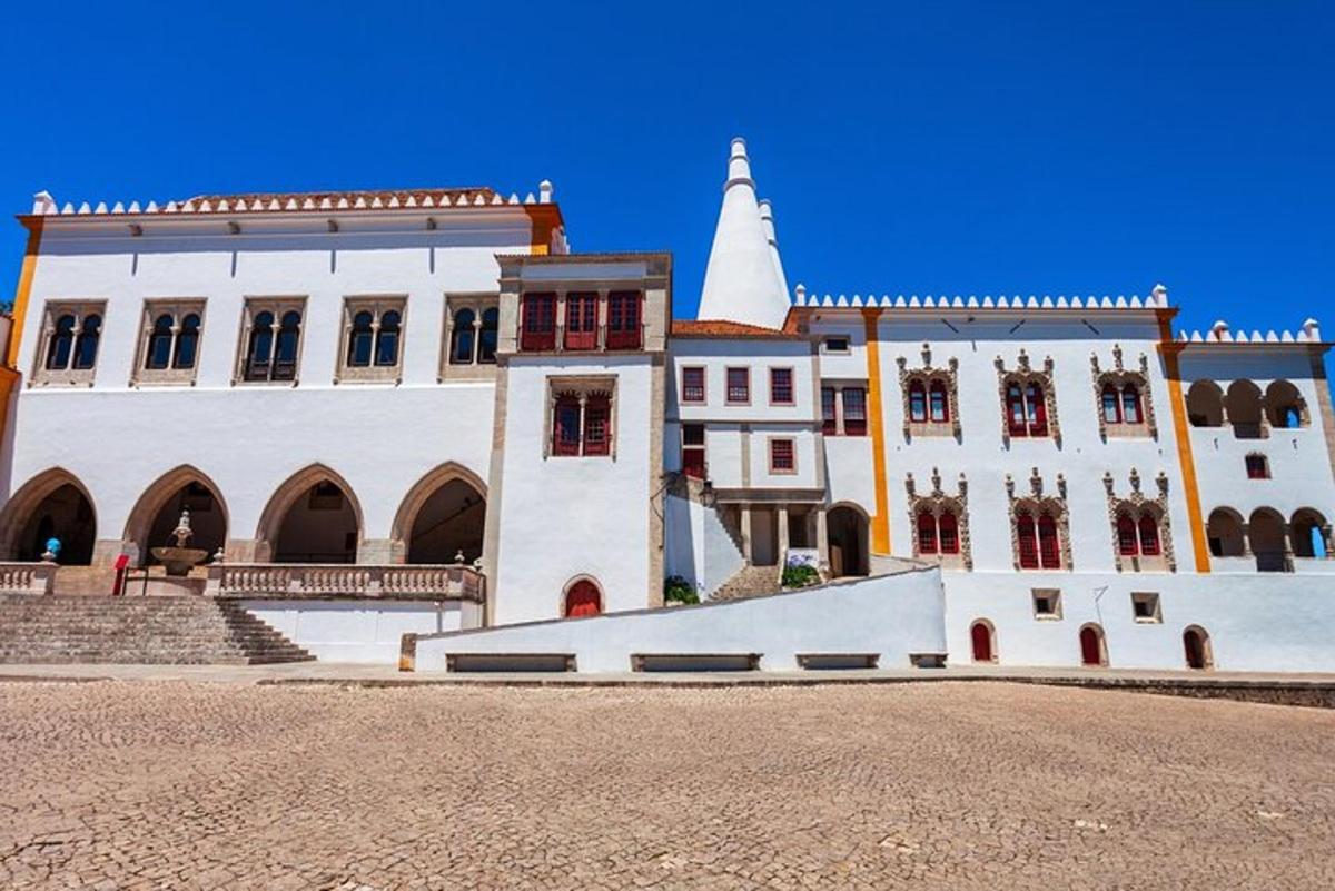 un gran edifici blanc amb una torre a la part superior