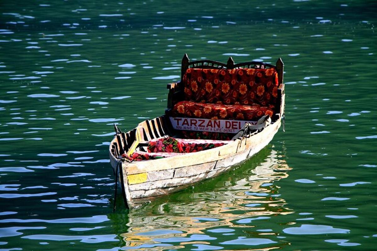 ein Boot, das mit einer Ladung auf dem Wasser schwimmt