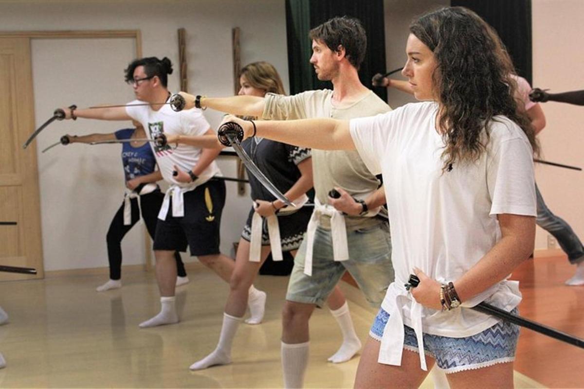 eine Gruppe von Menschen, die in einer Ballettstunde tanzen